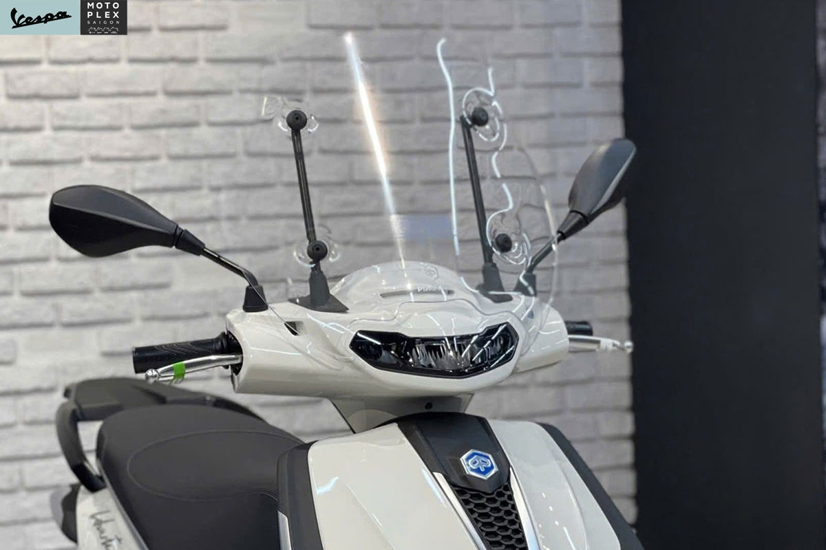 Kính chắn gió thấp trong suốt